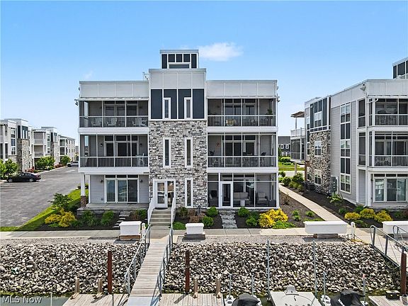 3rd image of 2602 S Waterside Ct #512