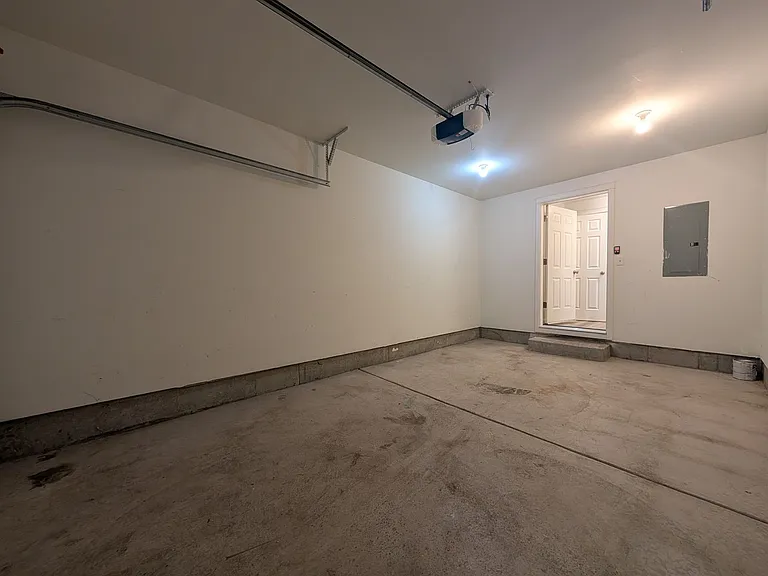 484 Helen St — Photo 25