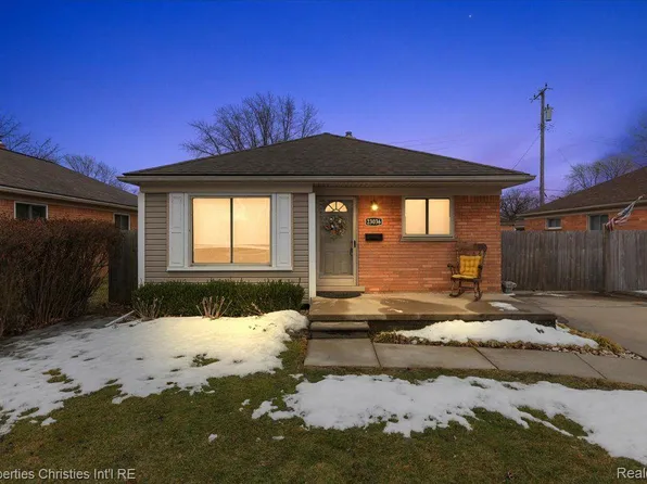 23036 Maxine St, Saint Clair Shores, MI 48080