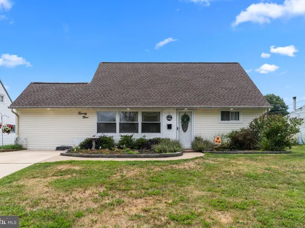 29 Petunia Rd, Levittown, PA 19056