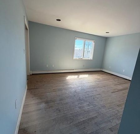 3rd image of 1 Knollwood Rd