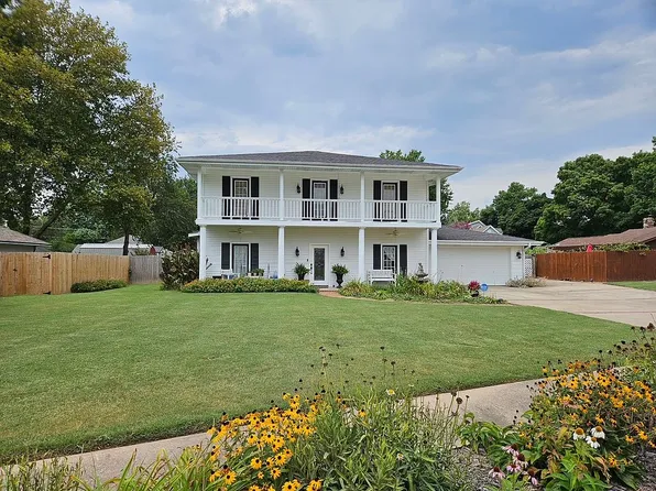 3323 N Summerhill Dr, Fayetteville, AR 72703