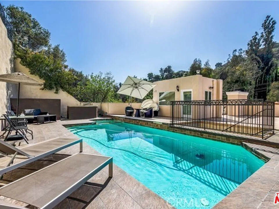 2328 Benedict Canyon Dr