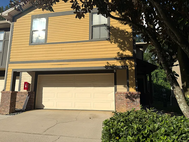 End Unit on a quiet dead-end street 6 minutes from FSU and 4 minutes from TSC.