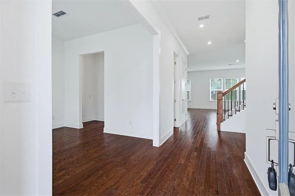 5 bed, 4.5 bath, 3200 sqft, $4,300 — Photo 3
