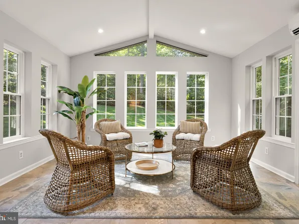 12141 Westwood Hills Dr, Herndon, VA 20171