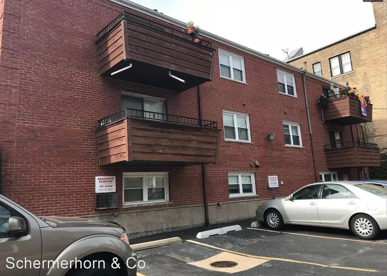 352 - *Sharff Apartments* — Photo 3