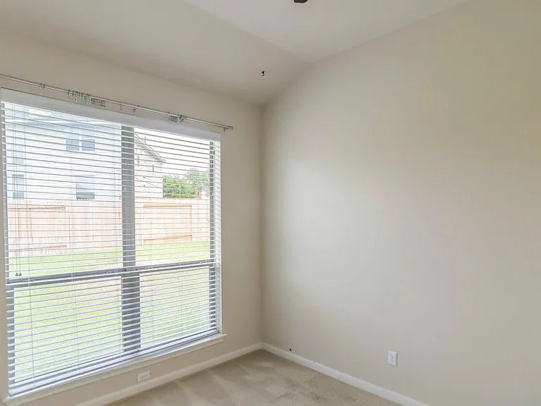 2542 Ravenwood Dr — Photo 13