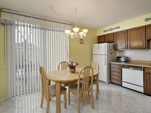 2nd image of 542 Skokie Blvd