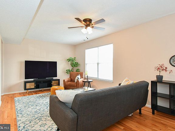 3rd image of 407 Emily Ln