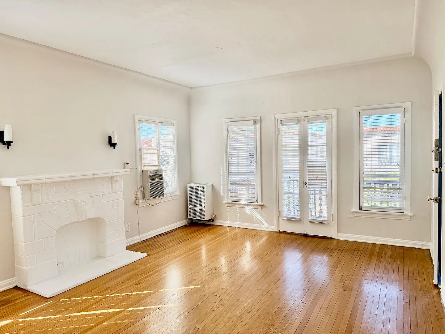 350 N Spaulding Ave — Photo 3