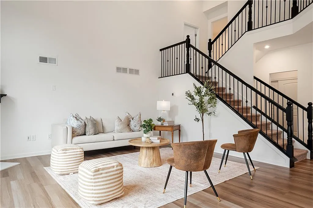 5 bed, 3.5 bath, 4626 sqft, $3,500 — Photo 4