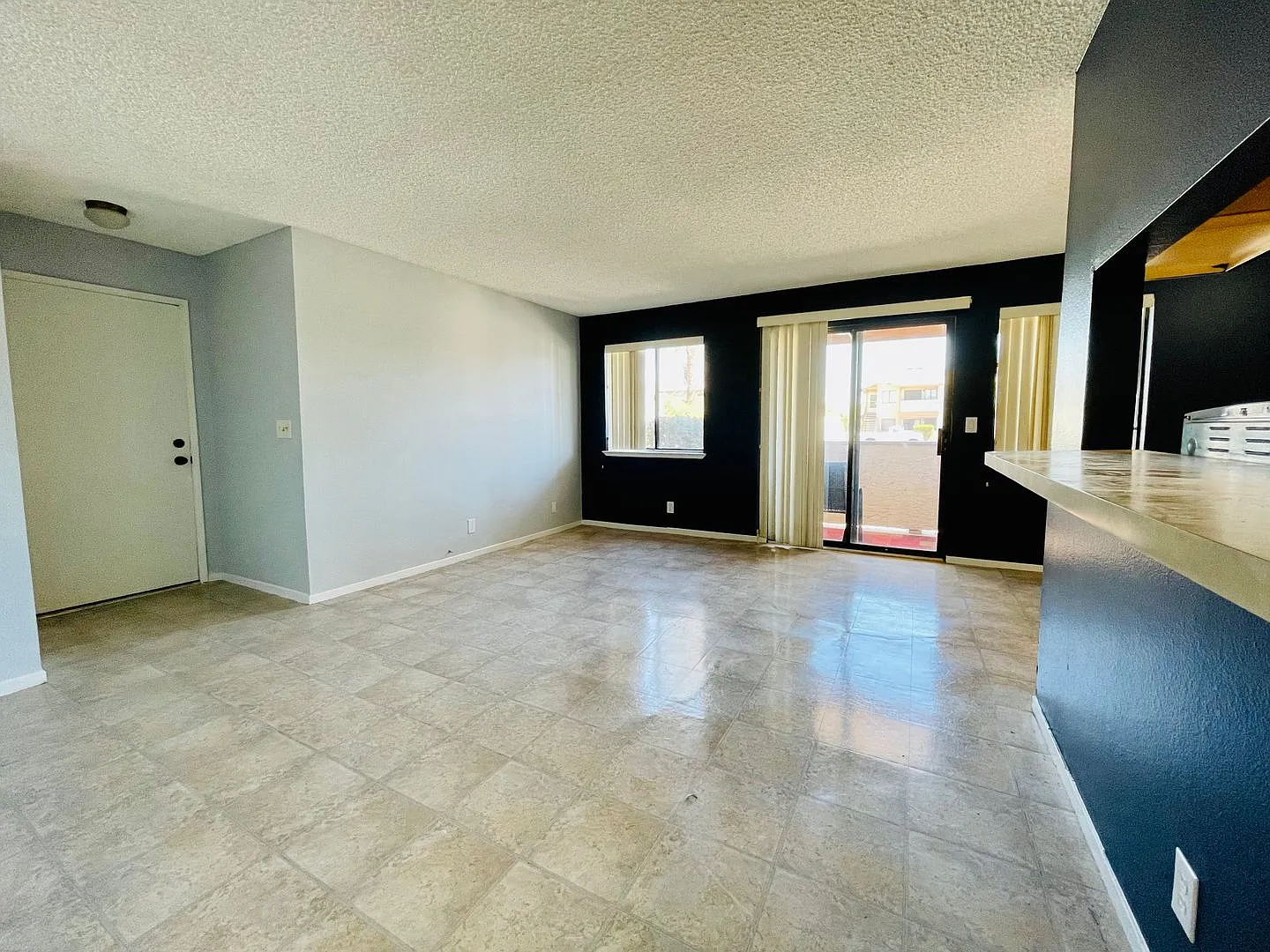 Downstairs Corner 2-Bedroom Condo in Central Las Vegas Location! — Photo 2