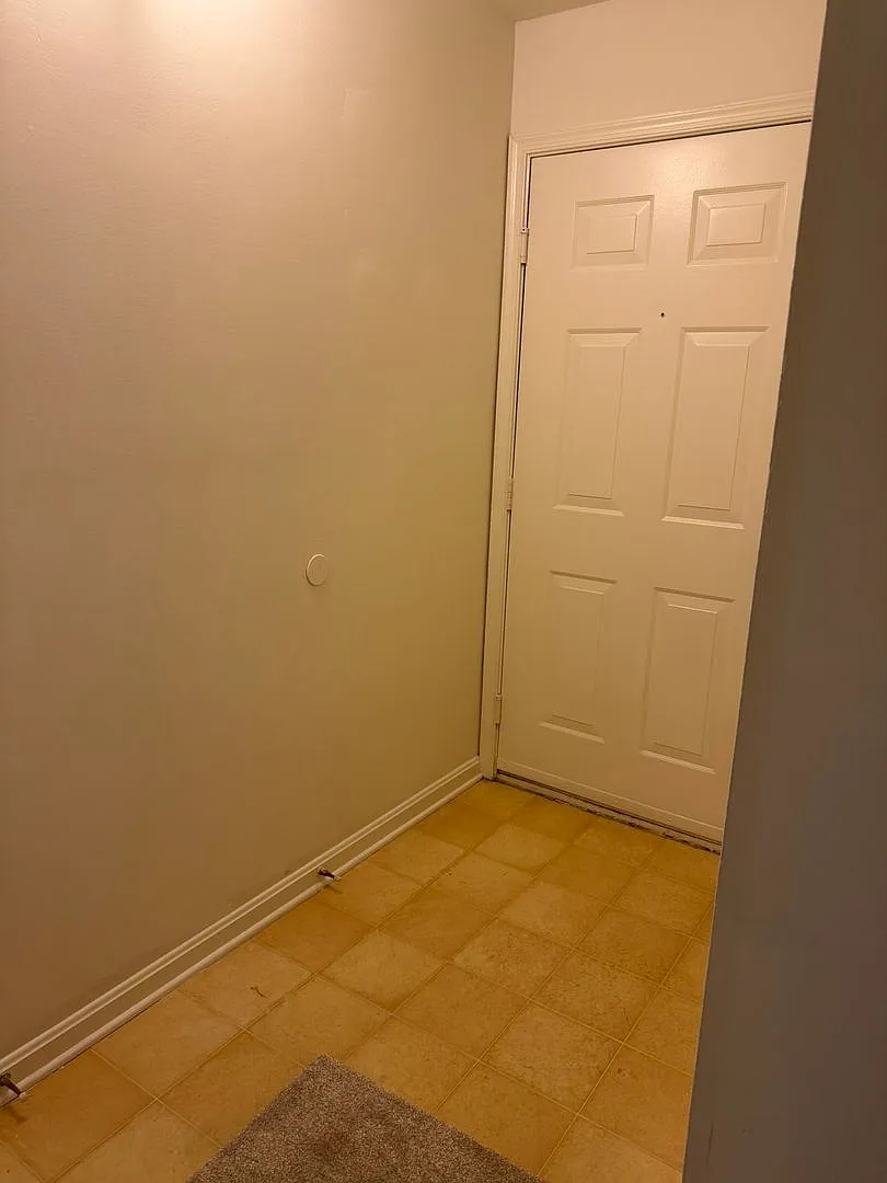 Impressive Unit Close to Shopping, Parks, METRO and more. — Photo 2