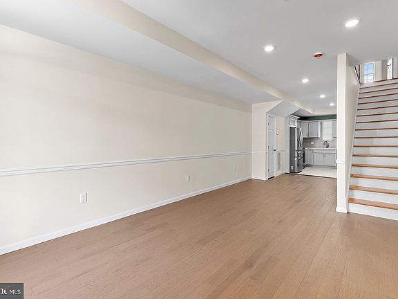 5th image of 627 Bartlett Ave