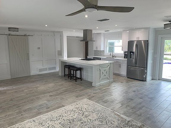 4th image of 170 Diana Blvd