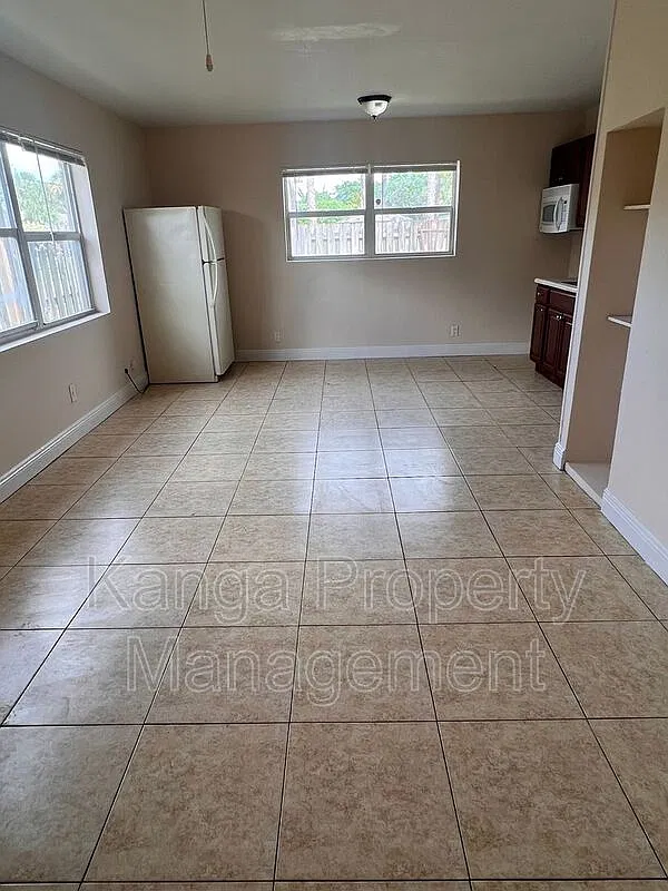 3 bed, 1.0 bath, 706 sqft, $1,850 — Photo 2