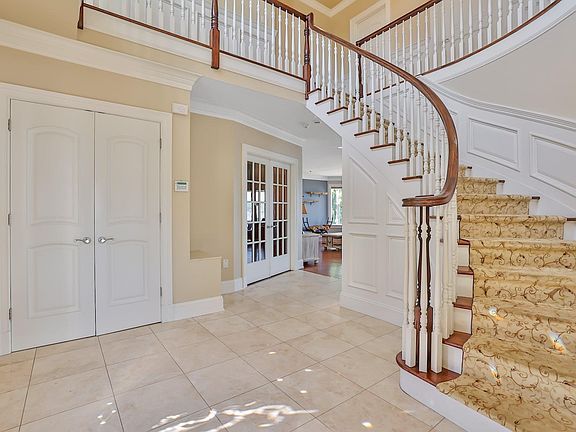 4th image of 28 Country Club Ln S