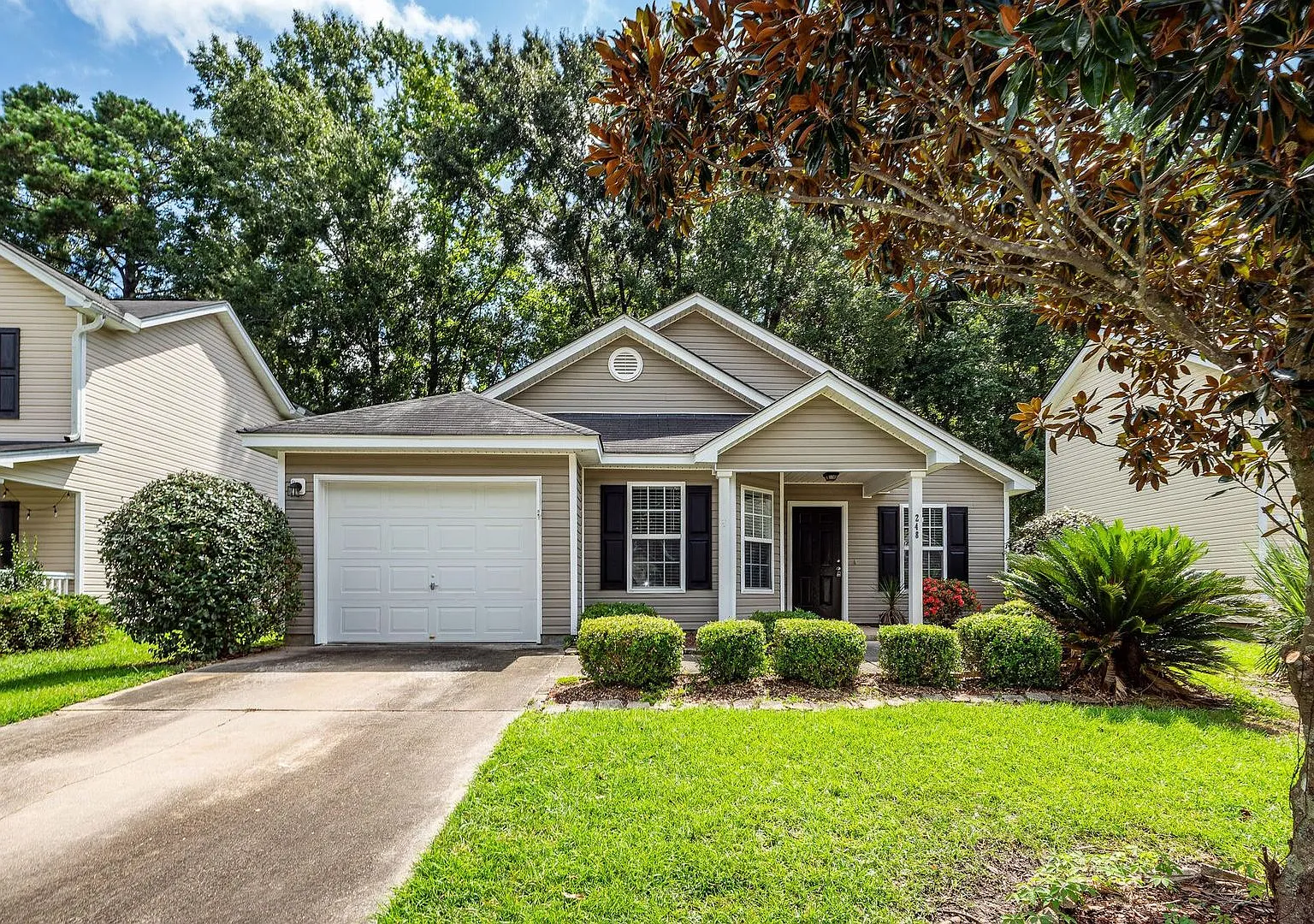 Charming move-in ready 3-bedroom, 2-bath! — Photo 1