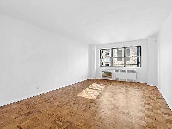 4th image of 30 W 60th St #12N