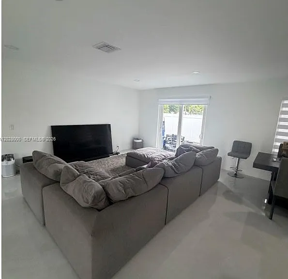 1110 S 14th Ave — Photo 7