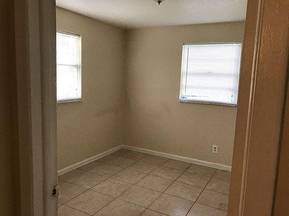 3rd image of 1401 College Park Ct APT B