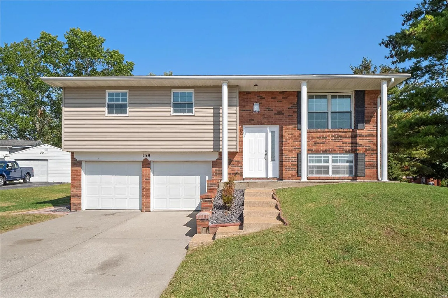 139 Lexington Dr photo 1
