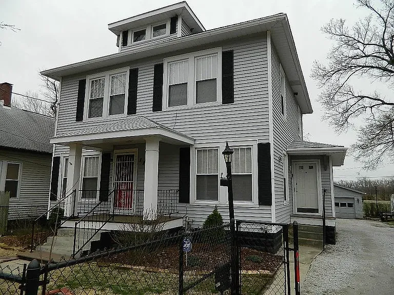 115 E Riverside Dr — Photo 1