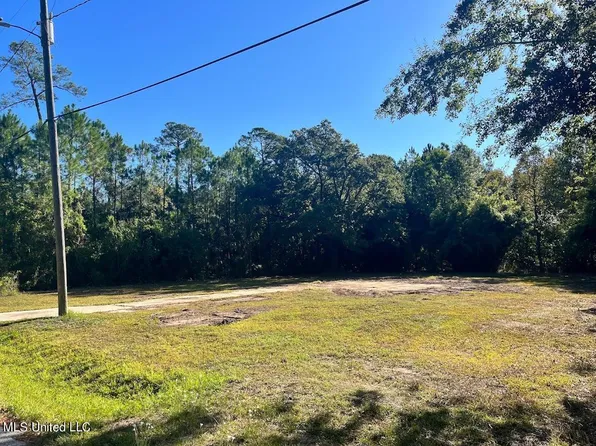 420 Livingston Dr, Pass Christian, MS 39571