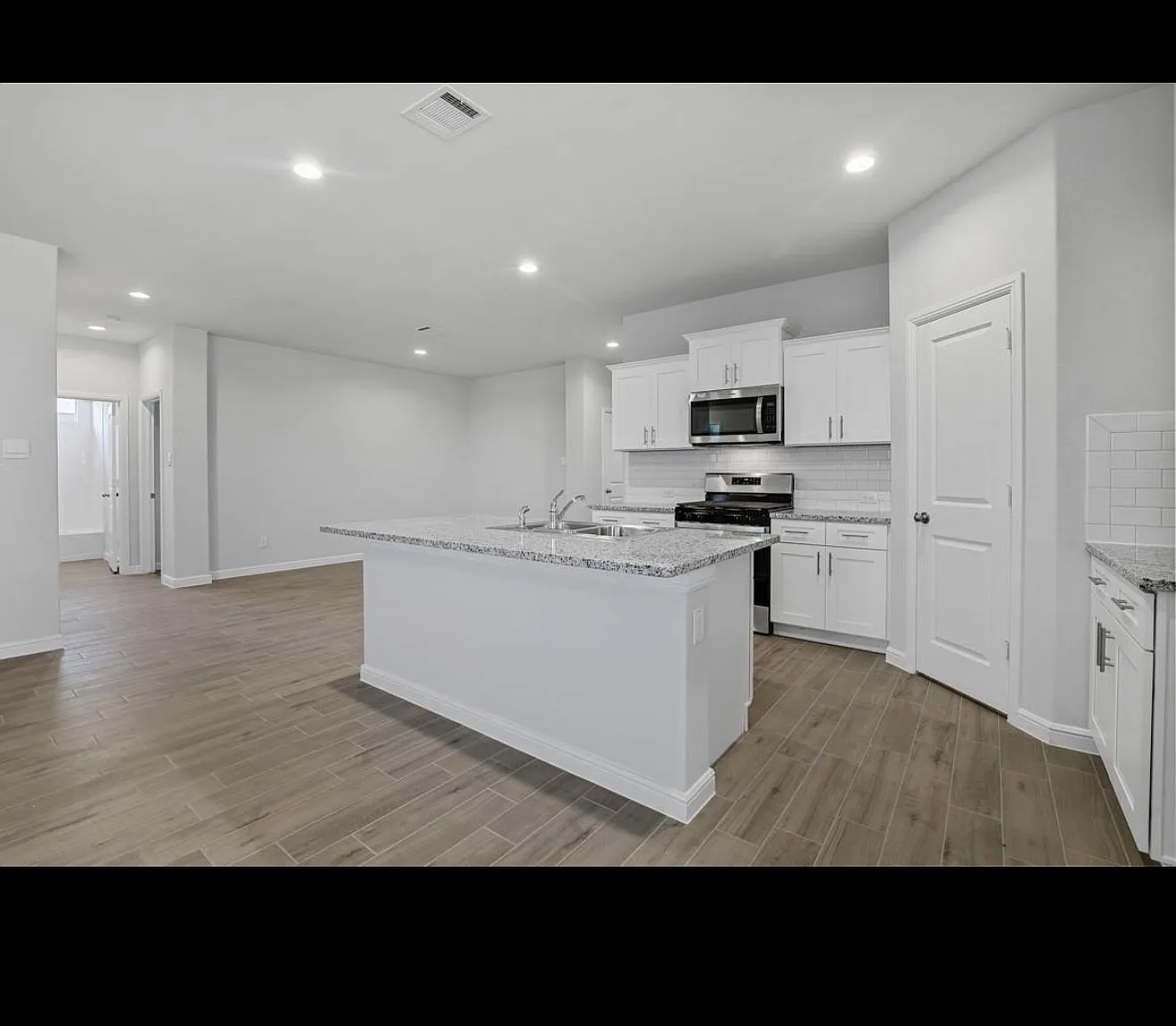 5 bed, 2200 sqft, $2,995 — Photo 4