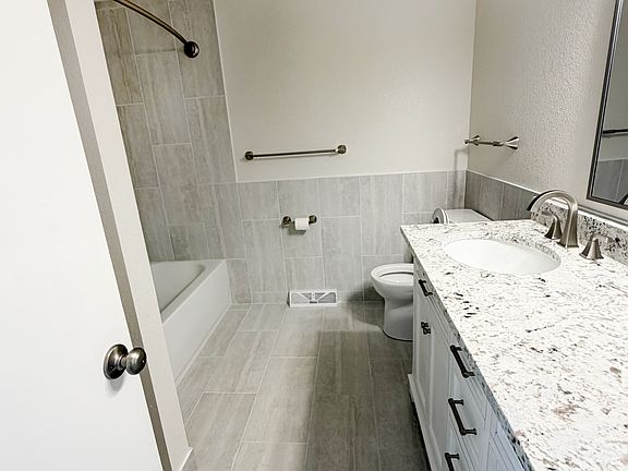 5th image of 1501 Stuart St