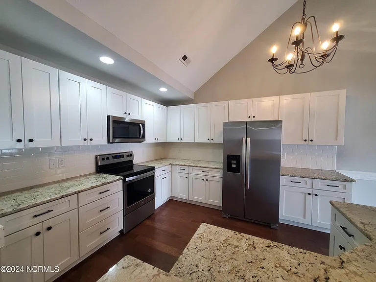 1208 Brighton Dr — Photo 4