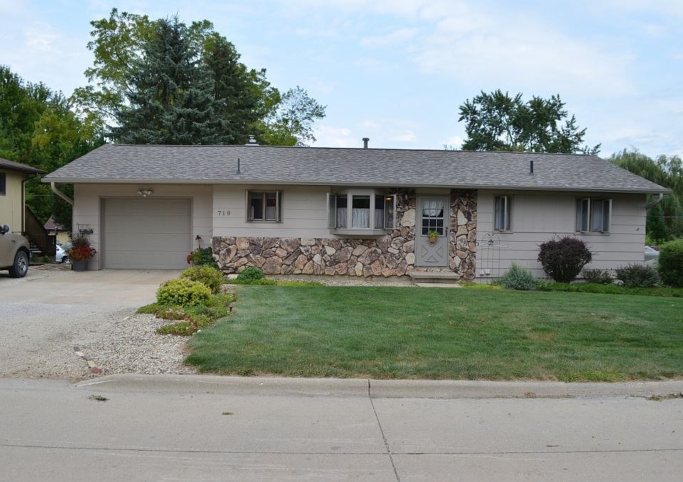 1st image of 719 3rd Ave NE