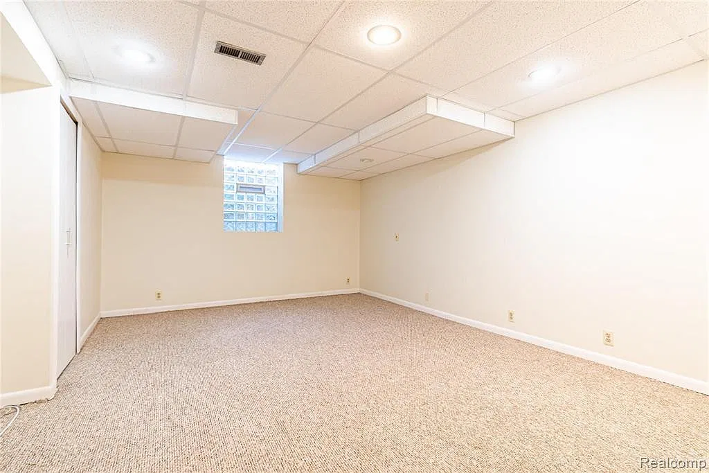 2 bed, 2.5 bath, 2223 sqft, $1,400 — Photo 4