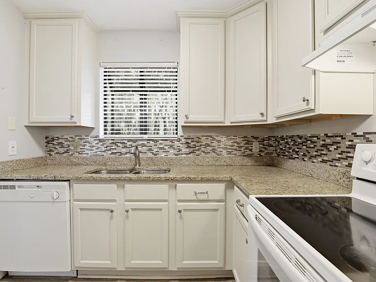 2300 SW 43rd St #H3 — Photo 11