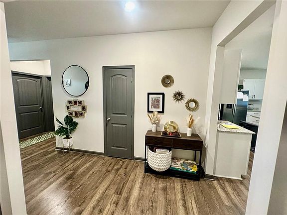 3rd image of 32 Oak Leaf Rd