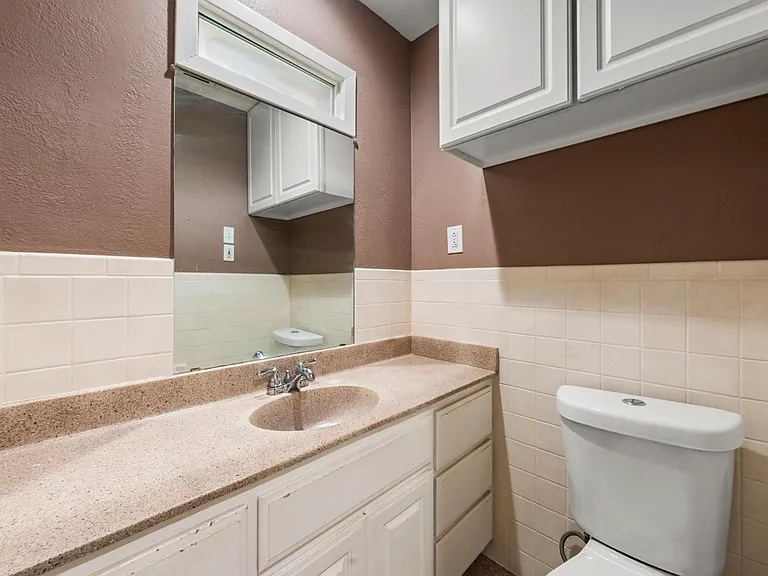 436 Topeka Dr — Photo 16