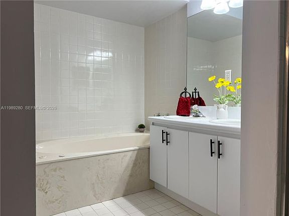 4th image of 543 Racquet Club Rd APT 33