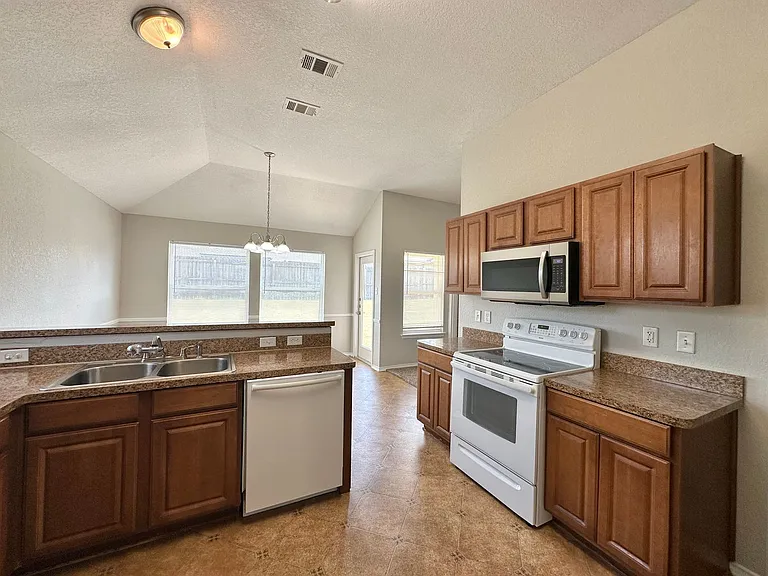 2810 Bastion Loop — Photo 12