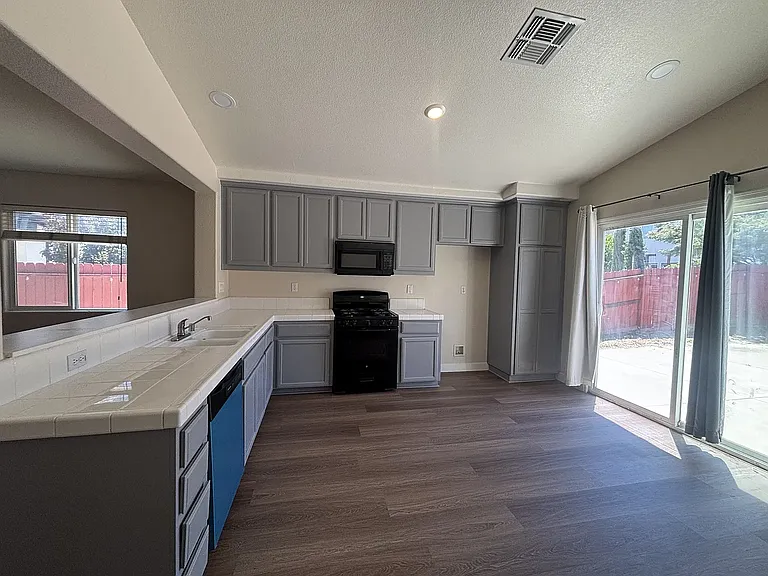 2201 Lenay Way — Photo 5