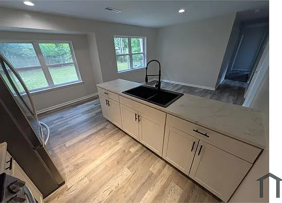 4 bed, 1200 sqft, $2,400 — Photo 4