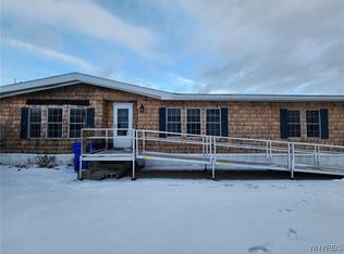 352 Applewood Dr, Lockport, NY 14094