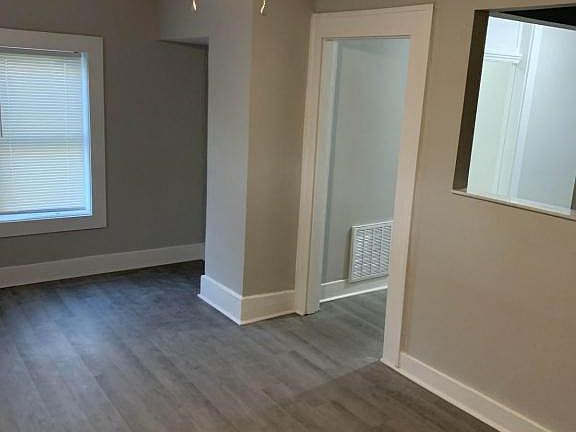 5th image of 111 W Pearl St
