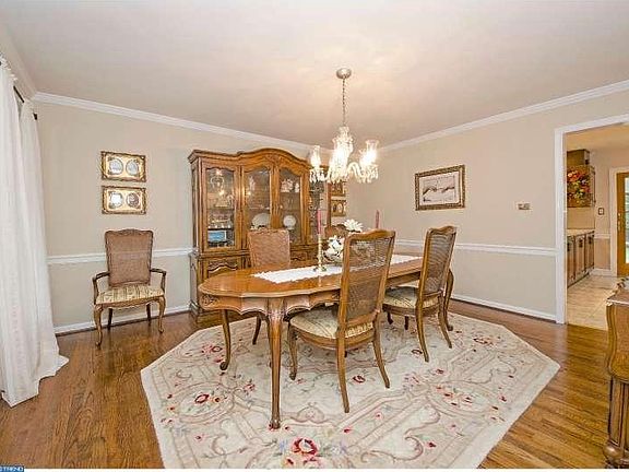 5th image of 10 Harlech Dr