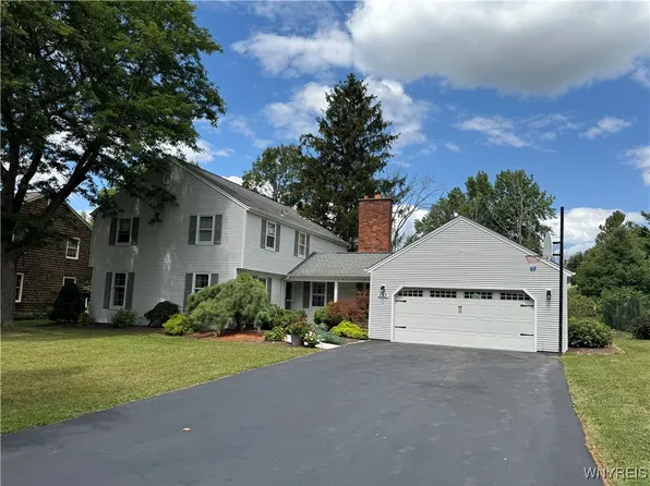 253 Stonehenge Dr, Orchard Park, NY 14127