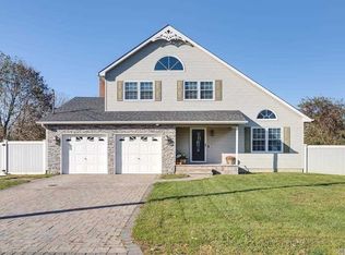 5 W Narcissus Rd, Mastic Beach, NY 11951