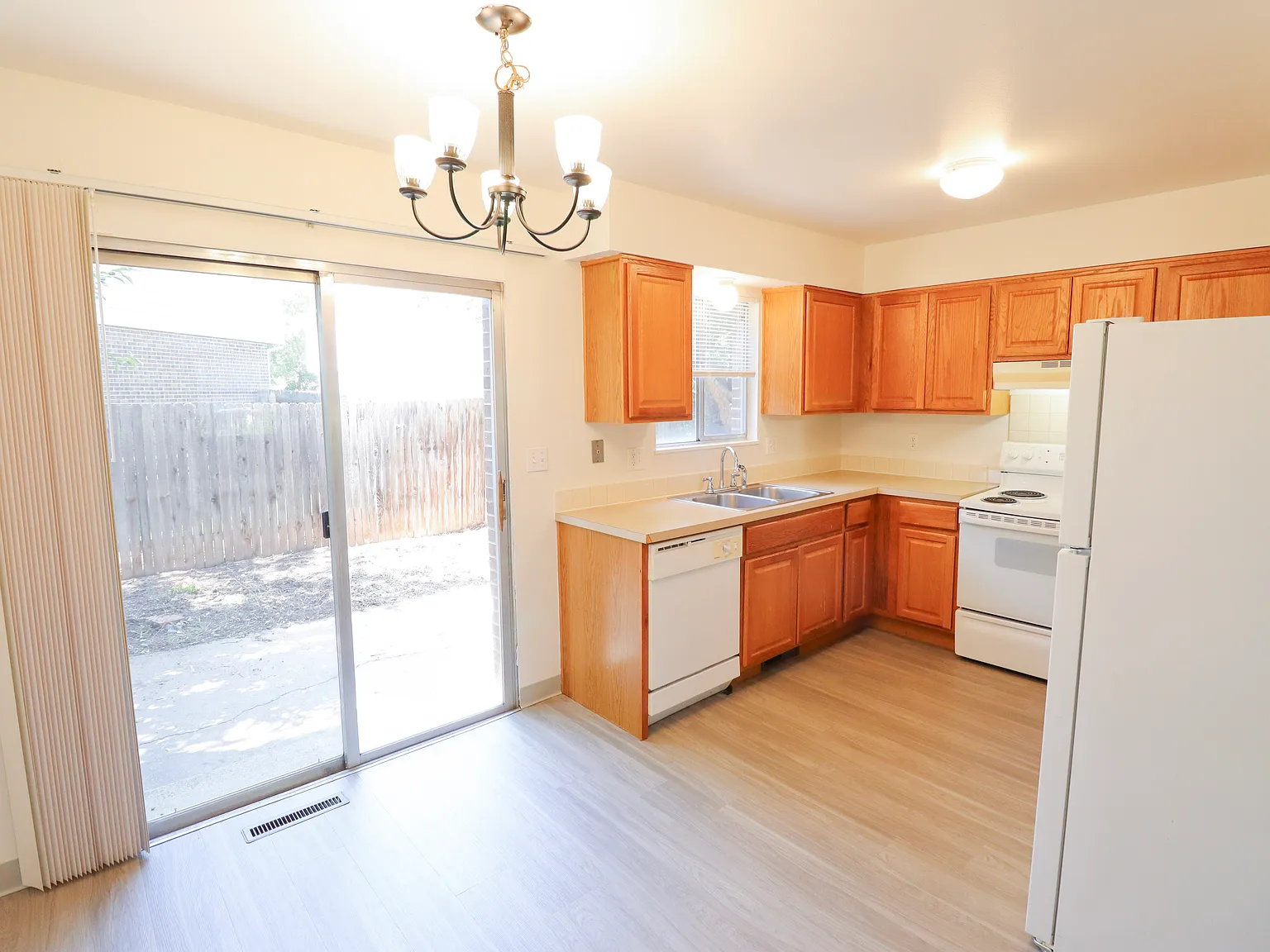2 bed, 1000 sqft, $1,550 — Photo 2