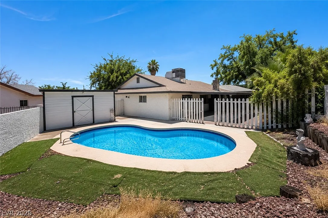 4 bed, 2.0 bath, 1952 sqft, $2,850 — Photo 2