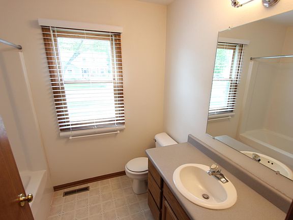 5th image of 1302 Camelot Dr