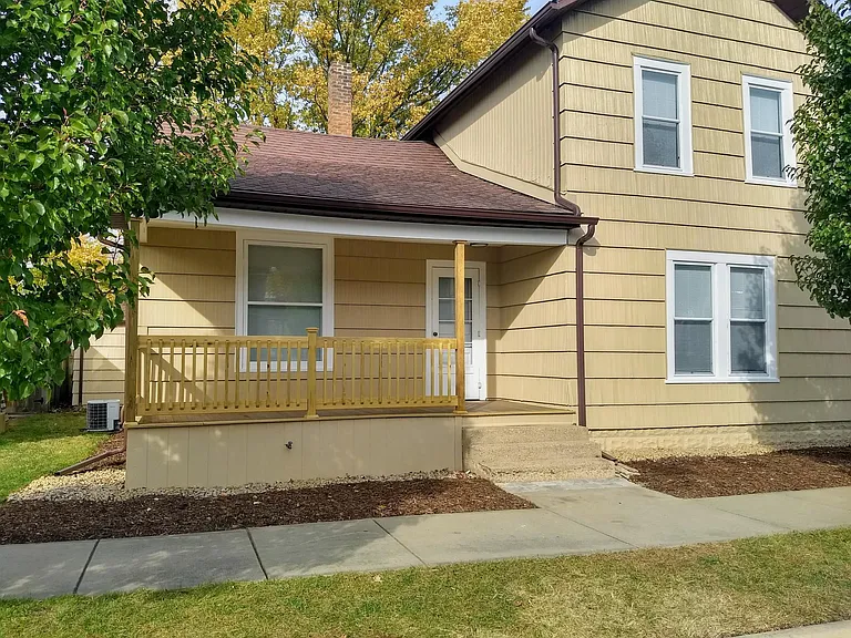 136 E Lawrence St — Photo 1